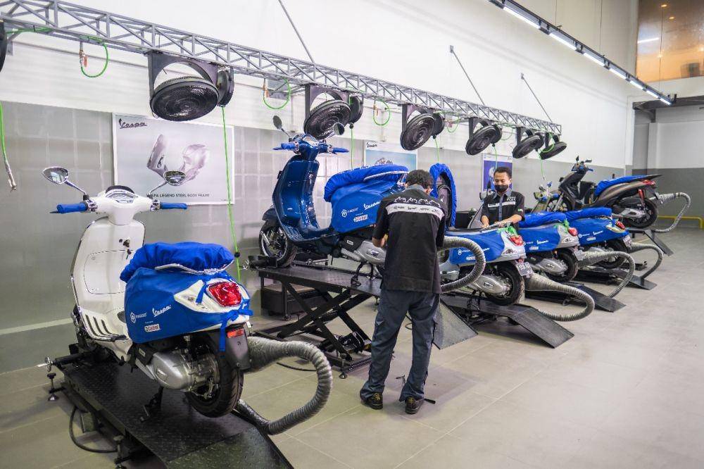 Ilustrasi servis Vespa di bengkel resmi (Dok. PID)