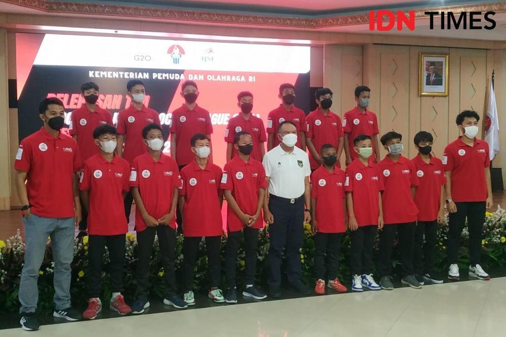 Menpora lepas tim IJSL menuju Gothia Cup 2022. (IDN Times/Sandy Firdaus)