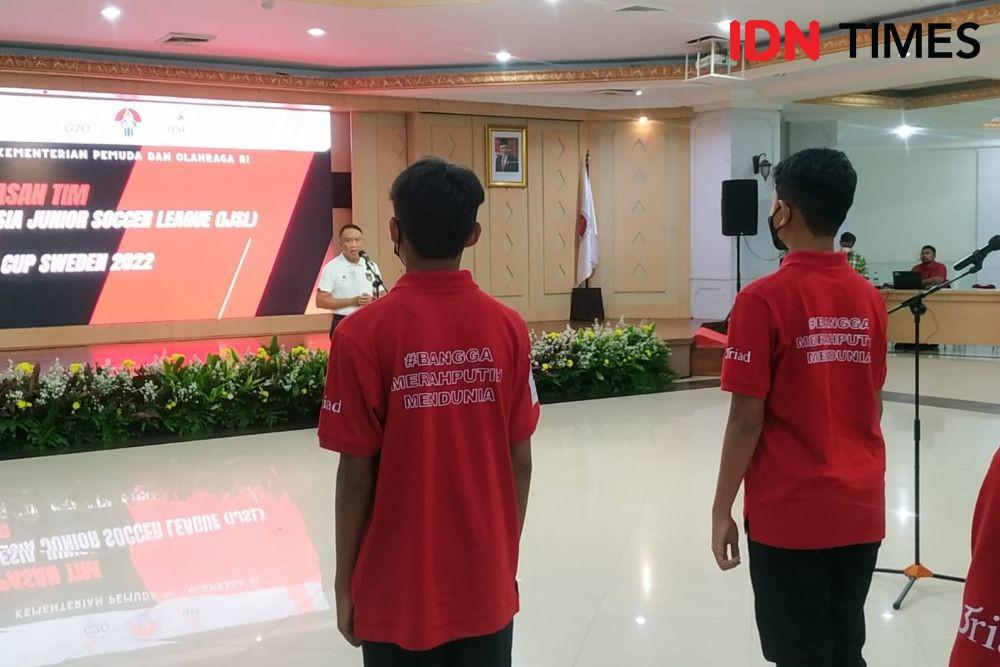 Menpora lepas tim IJSL menuju Gothia Cup 2022. (IDN Times/Sandy Firdaus)