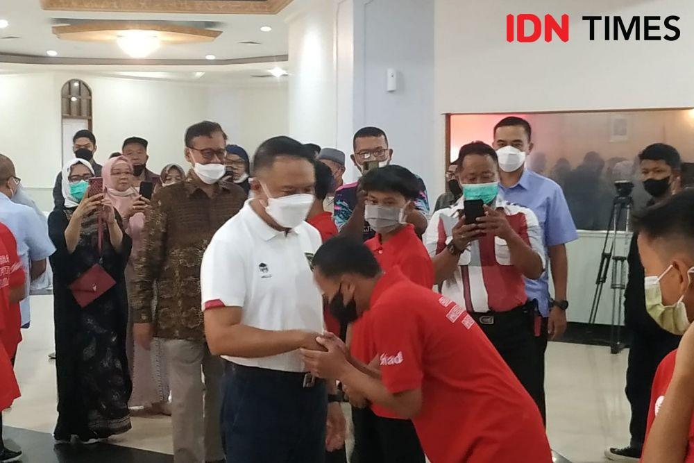Menpora lepas tim IJSL menuju Gothia Cup 2022. (IDN Times/Sandy Firdaus)