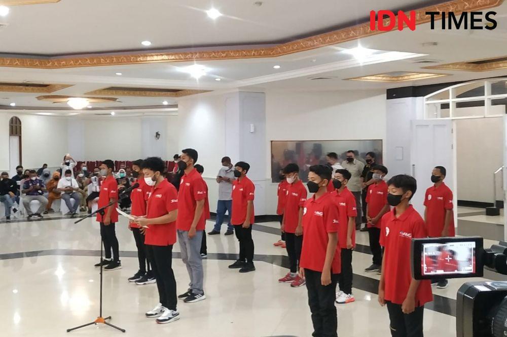 Menpora lepas tim IJSL menuju Gothia Cup 2022. (IDN Times/Sandy Firdaus)