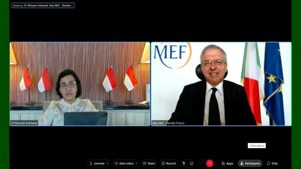 Menteri Keuangan (Menkeu), Sri Mulyani Indrawati mengadakan pertemuan bilateral secara virtual dengan Menteri Keuangan Italia, Daniele Franco (dok. Kemenkeu RI)