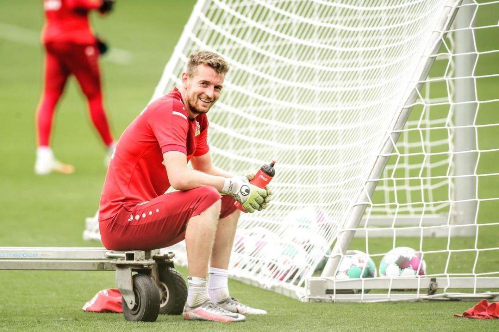 Lukas Hradecky duduk di lapangan dalam sesi latihan Bayer Leverkusen. (instagram.com/lhradecky)