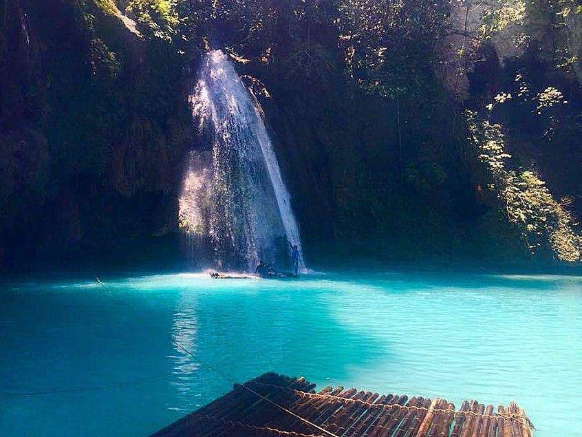 potret Air Terjun Kawasan (instagram.com/sisters.who.wander)