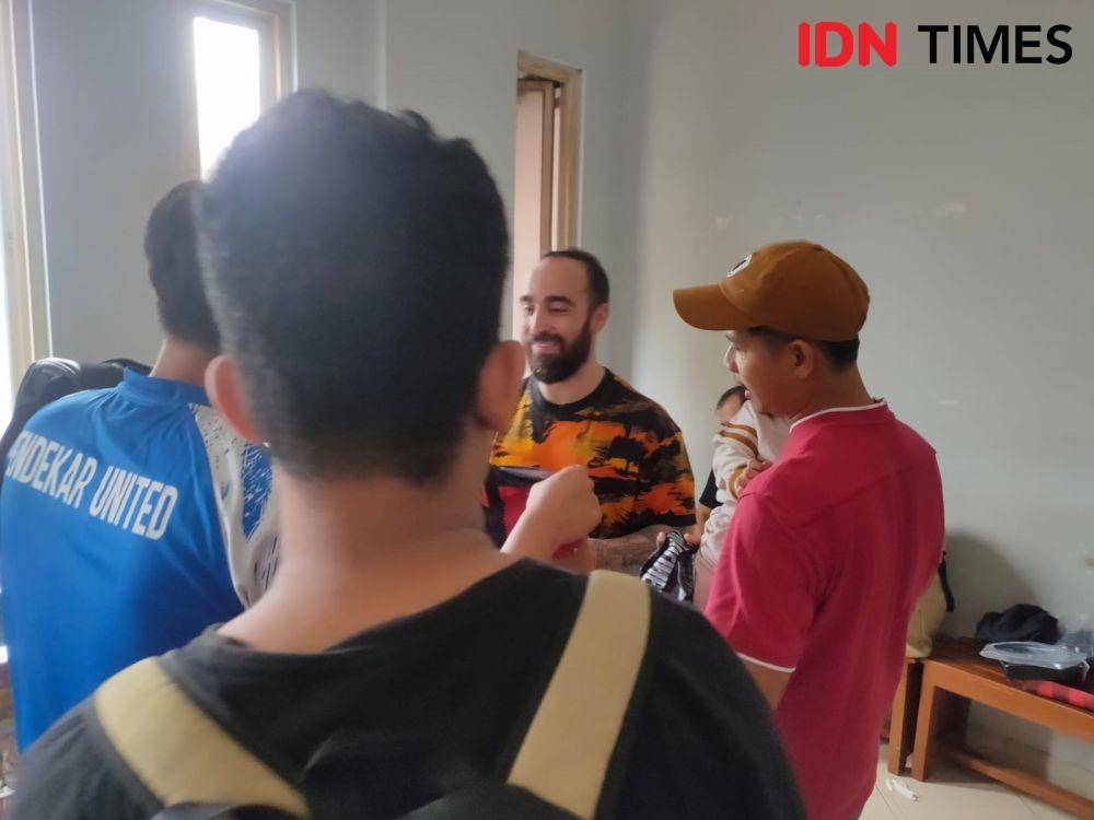 Ricardinho dan fans usai latihan. (IDN Times/Tino)