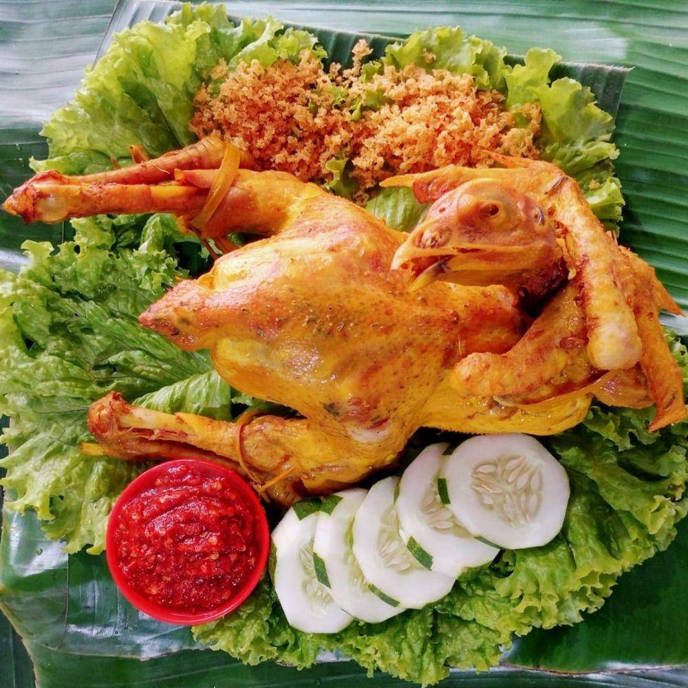 ayam ingkung (instagram.com/diskonsolo)