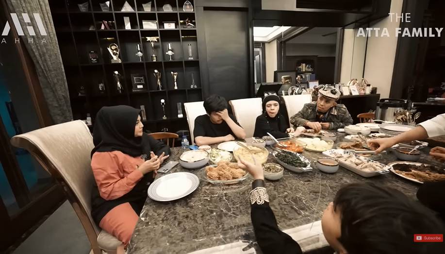 Dinner Gen Halilintar bareng Aurel, Atta, Ameena (YouTube.com/AH)