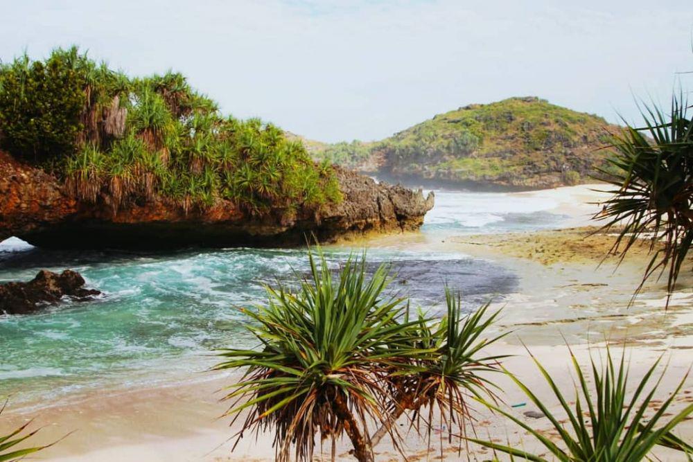 10 Penampilan Eksotis Pantai Srau, Kecantikan Alam Tanah Pacitan!
