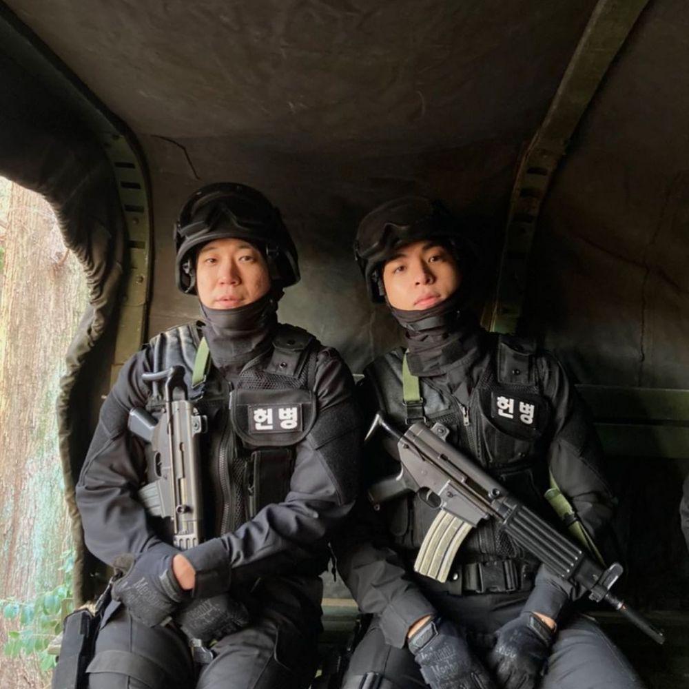 Joo Jong Hyuk (kanan) di drama D.P. (instagram.com/joojong_)