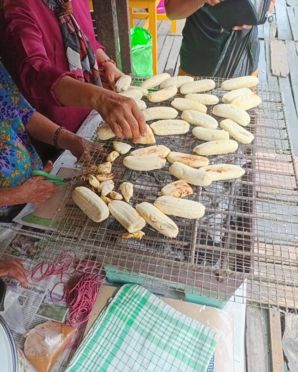 pisang gapit Nenek Bahari (instagram.com/kulinerbpn.id)