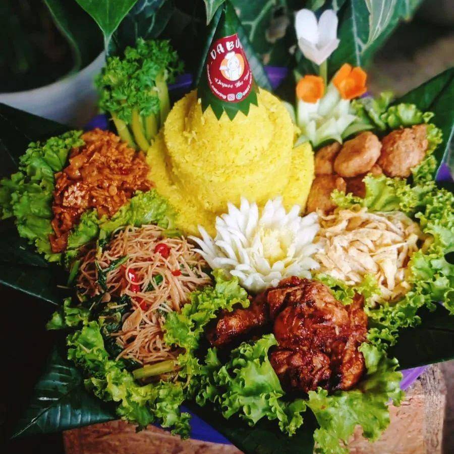 nasi tumpeng (instagram.com/dabuni_catering)