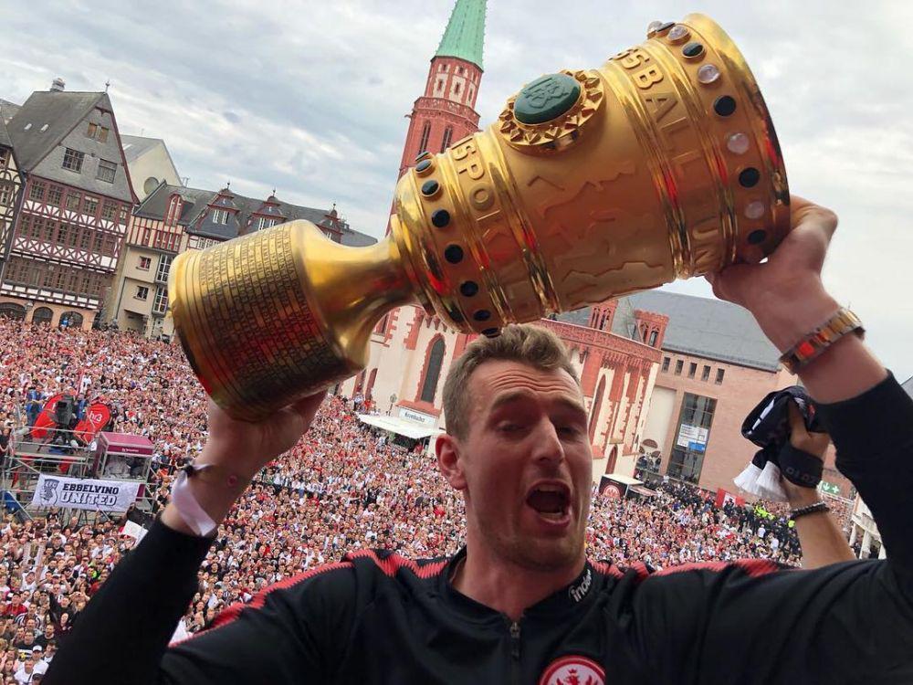 Lukas Hradecky berpose dengan trofi DFB Pokal. (instagram.com/lhradecky)