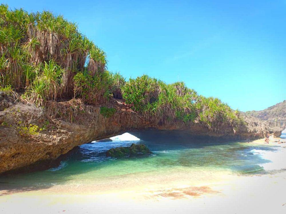 potret Pantai Srau (instagram.com/Riscataliaa)