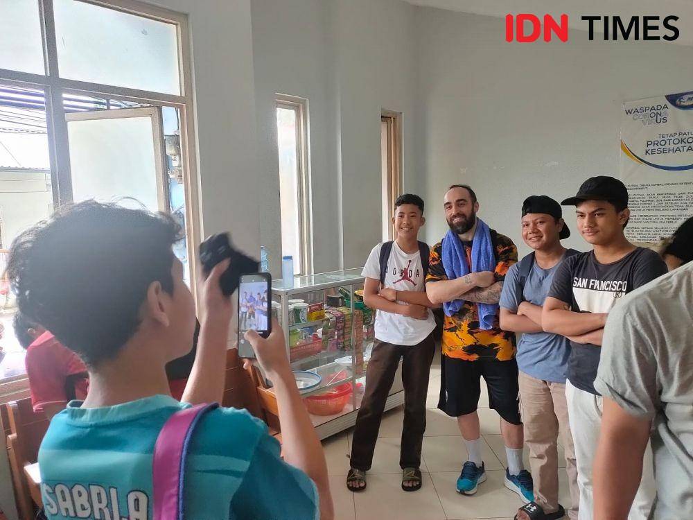 Ricardinho dan fans usai latihan. (IDN Times/Tino)