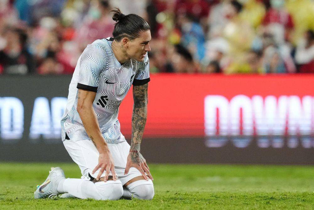 Darwin Nunez memperlihatkan ekspresi penyesalannya usai gagal membobol gawang Manchester United saat Liverpool kalah 4-0 dalam laga pramusim di Stadion Rajamangala, Thailand, Selasa (12/7/2022). (ANTARA/REUTERS/Athit Perawongmetha /foc.)