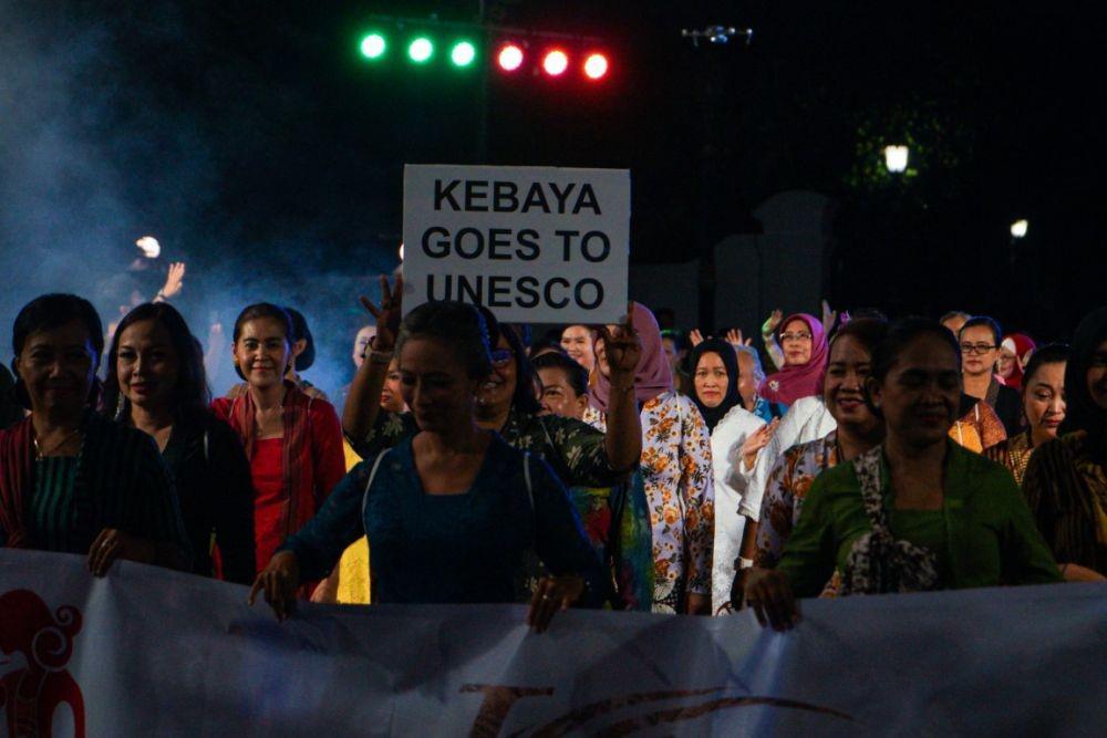 Peserta mengikuti kirab saat acara Selasa Wagen di Jl Malioboro, Yogyakarta, Selasa (12/7/2022). (ANTARA FOTO/Andreas Fitri Atmoko)