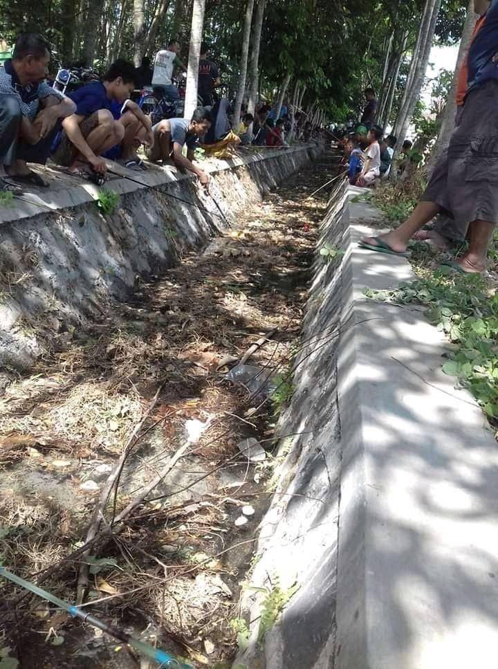 potret bapak-bapak mancing kocak (instagram.com/cursedcorner)