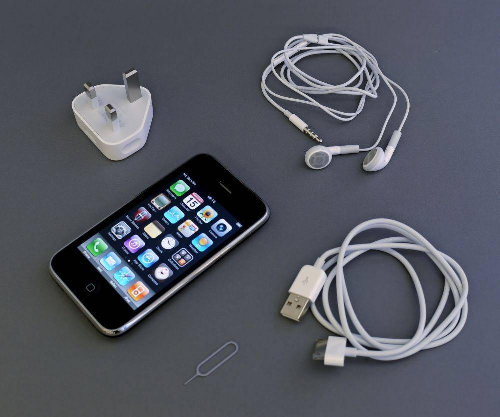 ilustrasi iPhone beserta aksesorinya (unsplash.com/Brett Jordan)