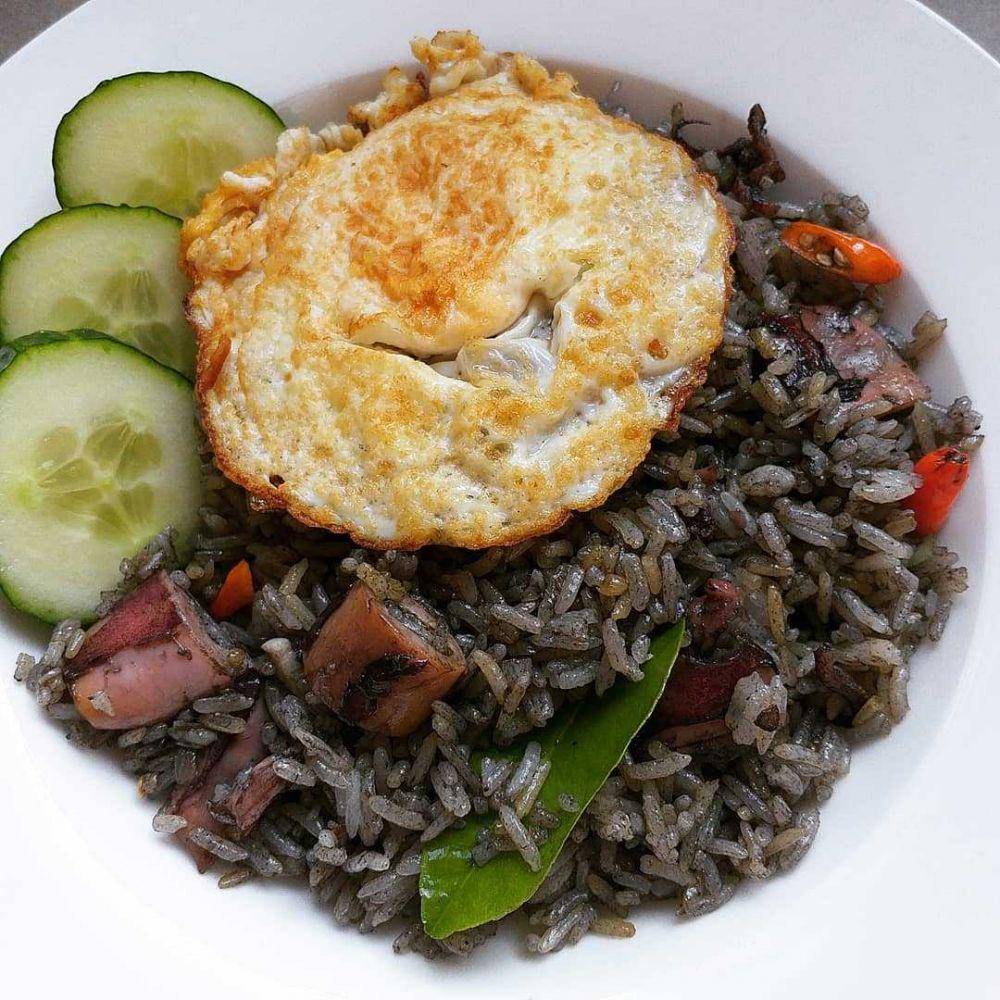 nasi goreng cumi hitam (instagram.com/dhy_kitchenworld)