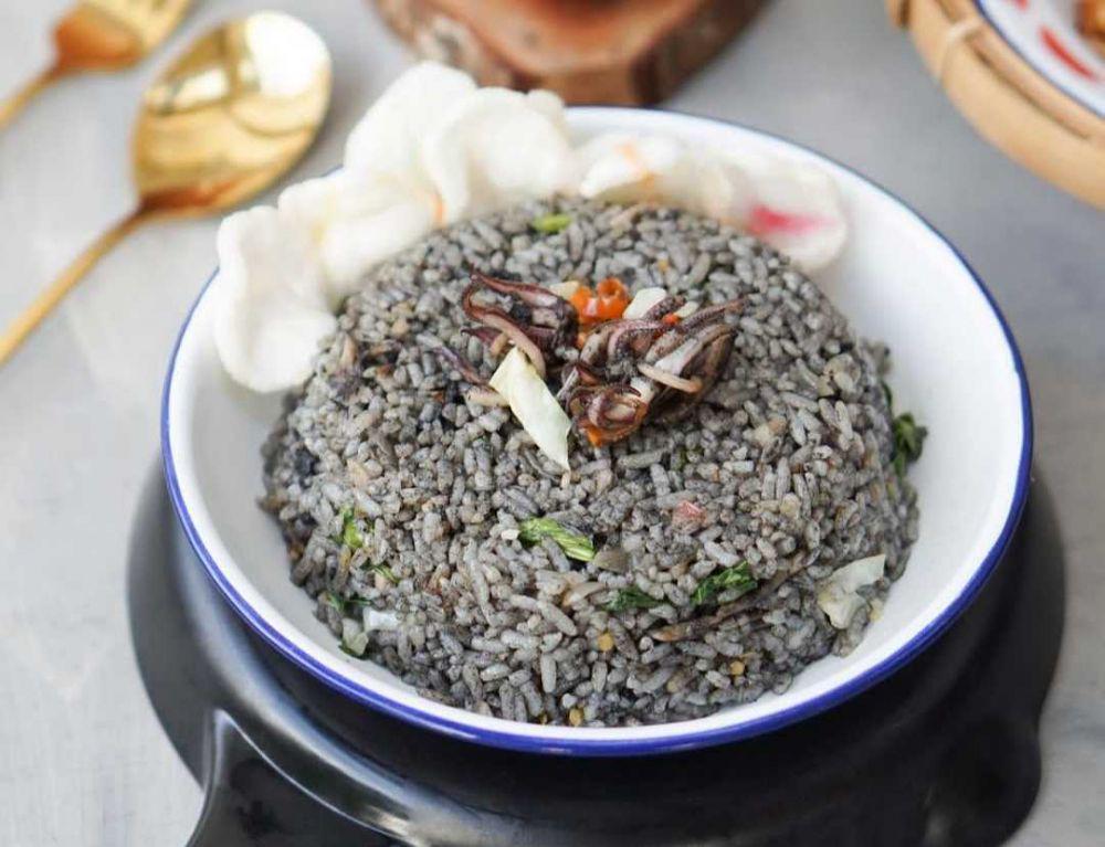 Resep Nasi Goreng Cumi Hitam, Soal Rasa Tak Segelap Warna!