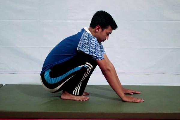Teknik awalan sebagai teknik dasar guling lenting (dok. YouTube/ Sport Dakwah Media)