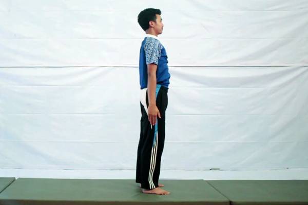 Teknik akhiran sebagai teknik dasar guling lenting (dok. YouTube/ Sport Dakwah Media)