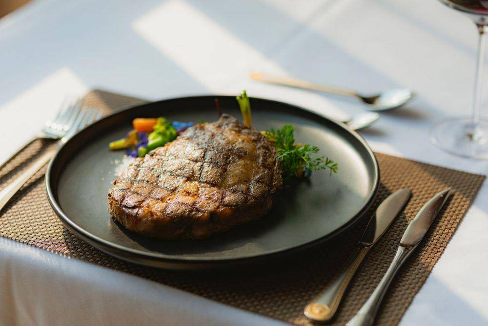 ilustrasi steik dengan montreal steak seasoning (unsplash.com/Hanxiao)