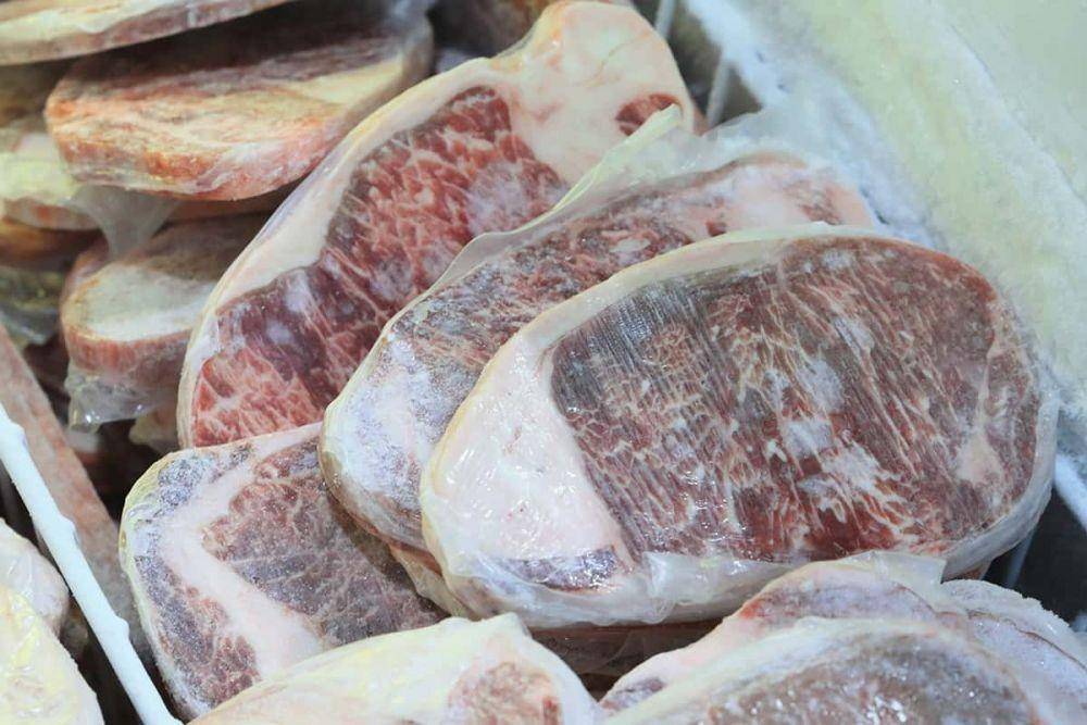 Ilustrasi daging dibungkus plastik (howdykitchen.com)