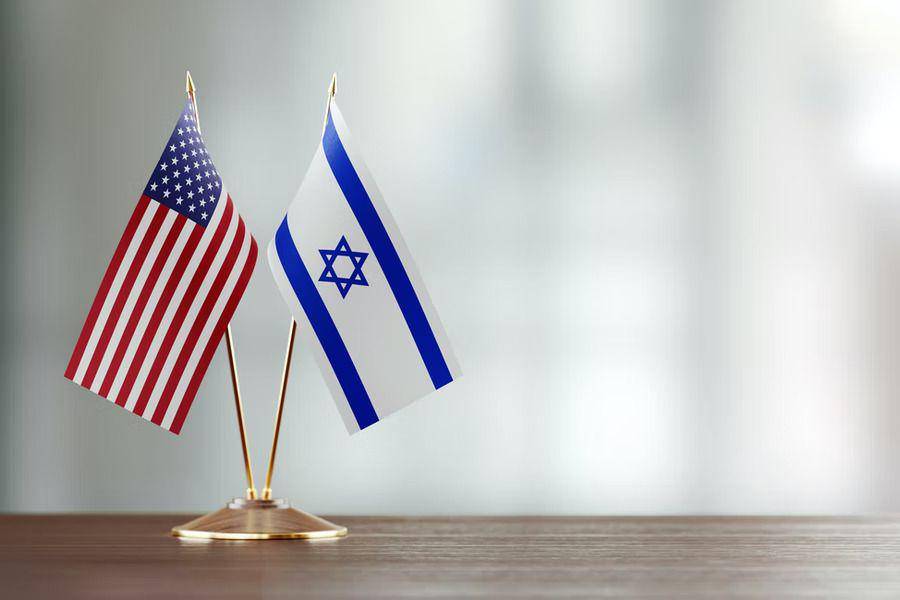 miniatur bendera Amerika Serikat dan Israel uschamber.com)