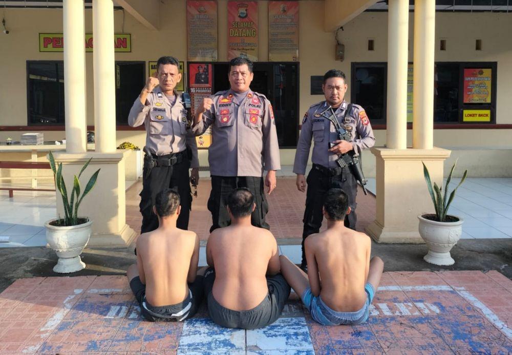 Pihak Polsek Manggala saat mengamankan tiga terduga begal di Makassar, Rabu (13/7/2022). Istimewa/dok.polisi