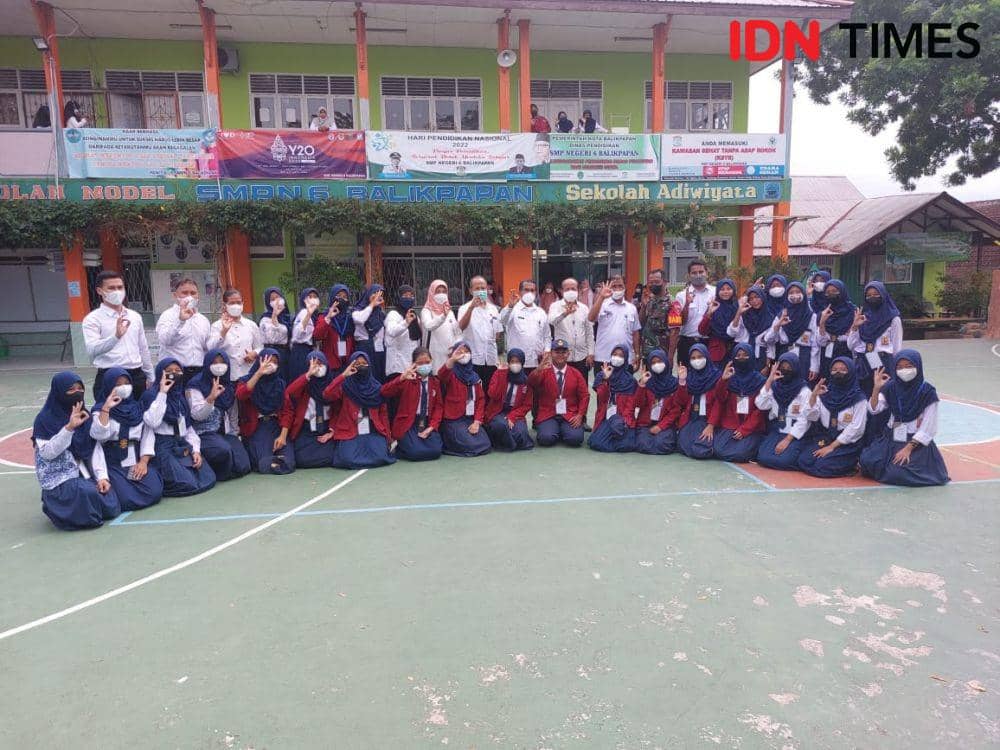Pj Sekda Muhaimin dan Kadisdik Balikpapan Purnomo saat berada di SMP 3 Balikpapan. (IDN Times/ Fatmawati)
