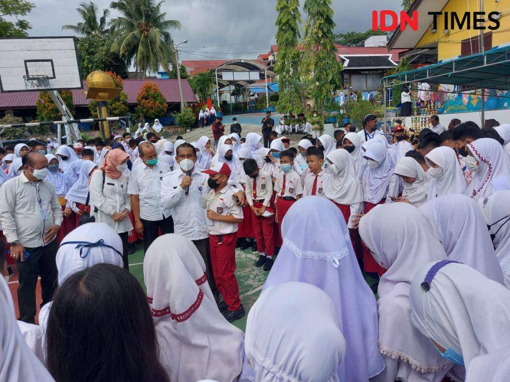 Pj Sekda Kota Balikpapan Muhaimin menyampaikan terkait seragam gratis untuk siswa baru kelas I dan VII Kota Balikpapan. (IDN Times/ Fatmawati)