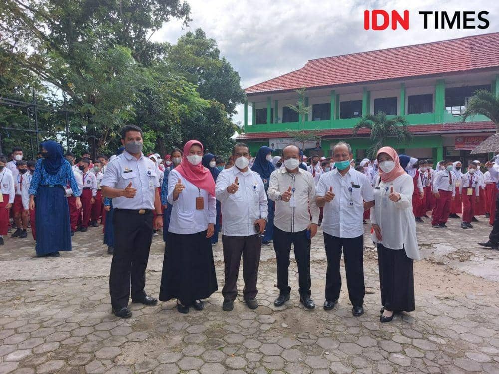 Sekda Muhaimin bersama Kepala Dinas Pendidikan dan Kebudayaan Kota Balikpapan, Purnomo saat mengunjungi sekolah SD dan SMP untuk menyampaikan terkait seragam gratis. (14/7/2022). (IDN Times/ Fatmawati)