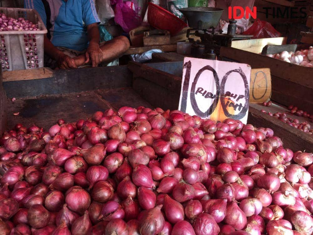 Harga bawang merah yang ikut naik imbas suasana lebaran (IDN Times/Riani Rahayu)