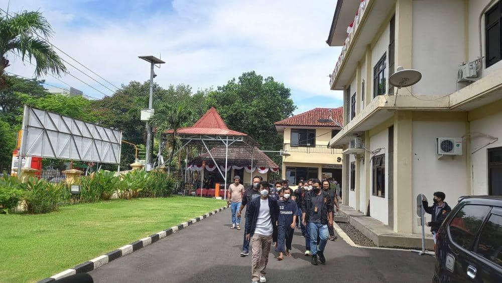 Copet Spesialis Stadion Embat HP Penonton di Jatidiri