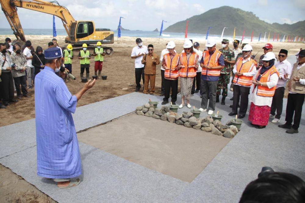 Grounbreaking Hotel Kempinski di Pantai Mekaki Sekotong Lombok Barat, Rabu (13/7/2022). (Dok. Diskominfotik NTB)