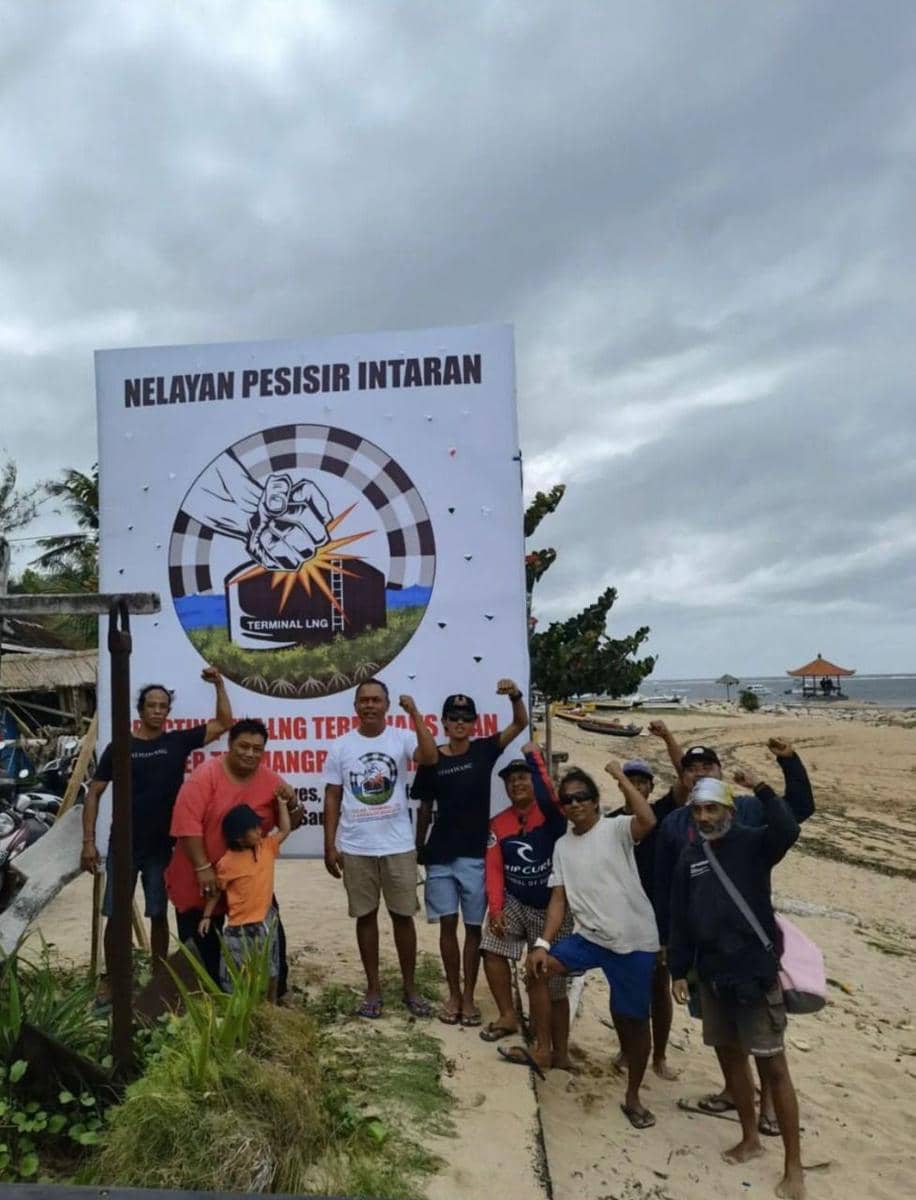 Kelompok nelayan di Desa Intaran Sanur menyuarakan perlawanannya dengan mendirikan baliho berukuran 2,5x3 meter di sepanjang pesisir Intaran. (Dok.IDN Times/istimewa)
