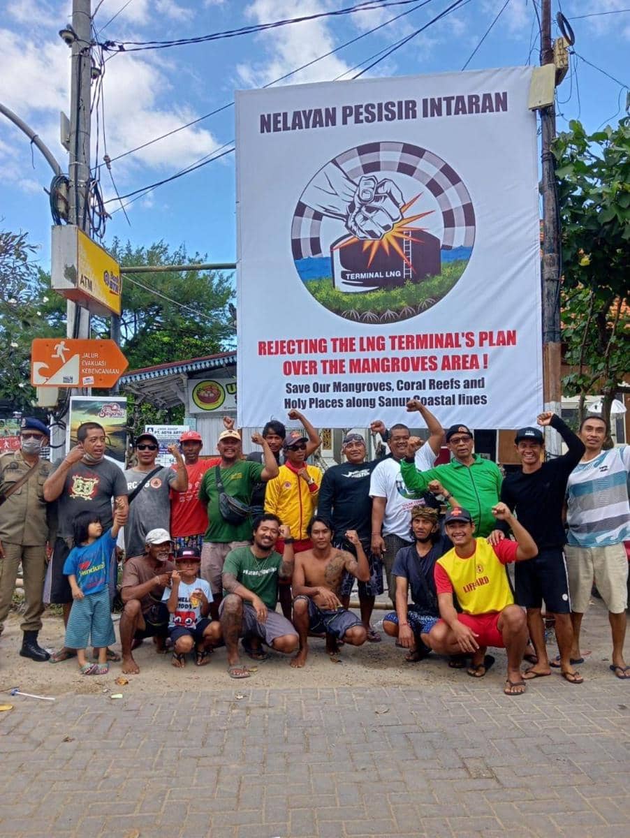 Kelompok nelayan di Desa Intaran Sanur menyuarakan perlawanannya dengan mendirikan baliho berukuran 2,5x3 meter di sepanjang pesisir Intaran. (Dok.IDN Times/istimewa)