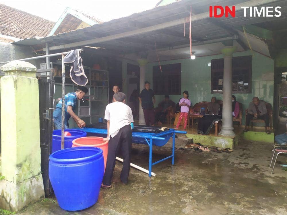 Suasana rumah duka korban RF. (IDN Times/Tama Yudha Wiguna)