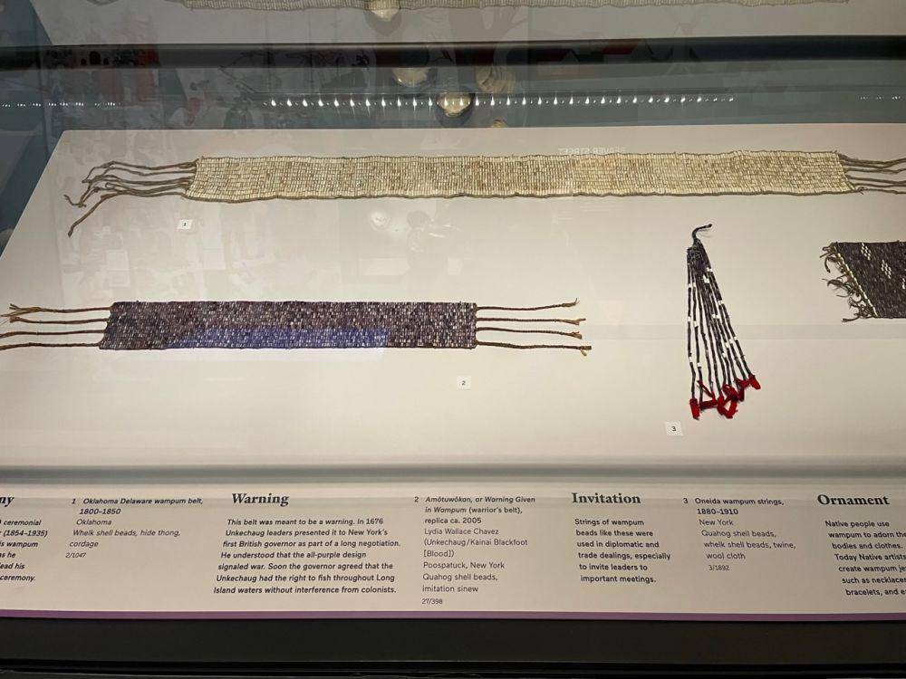 Wampum belt dan ornamen yang terbuat dari Wampum (dok.pribadi/Maria Sutrisno)