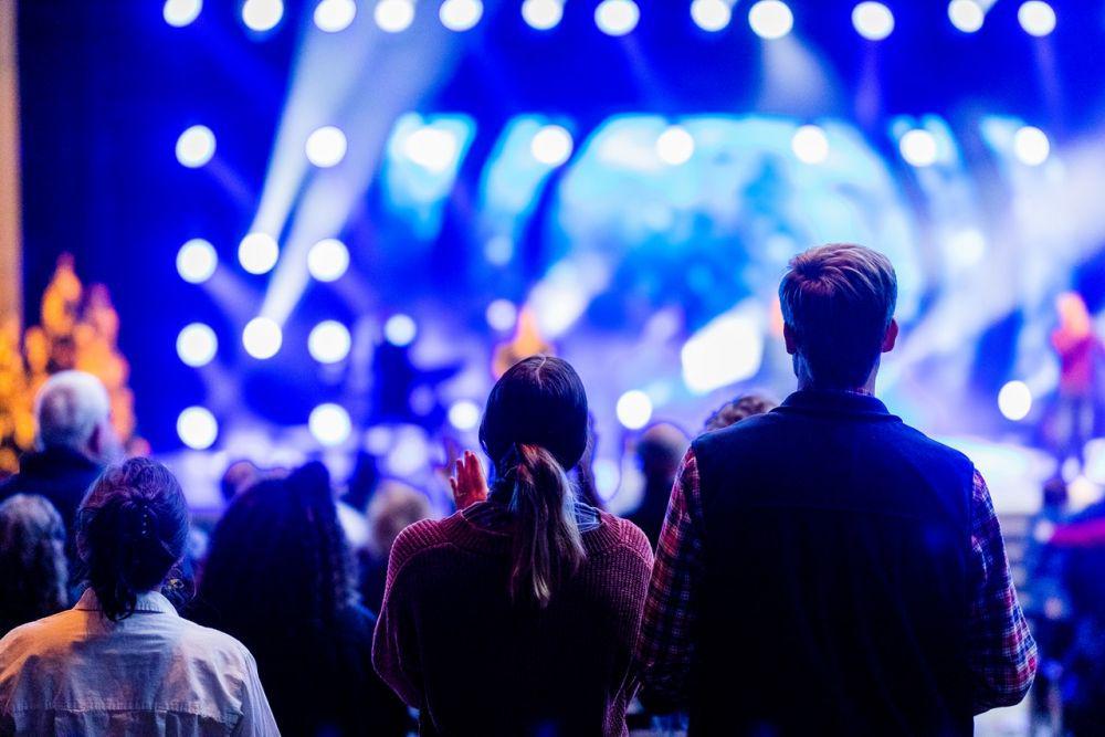 ilustrasi nonton konser (pexels.com/Caleb Oquendo)