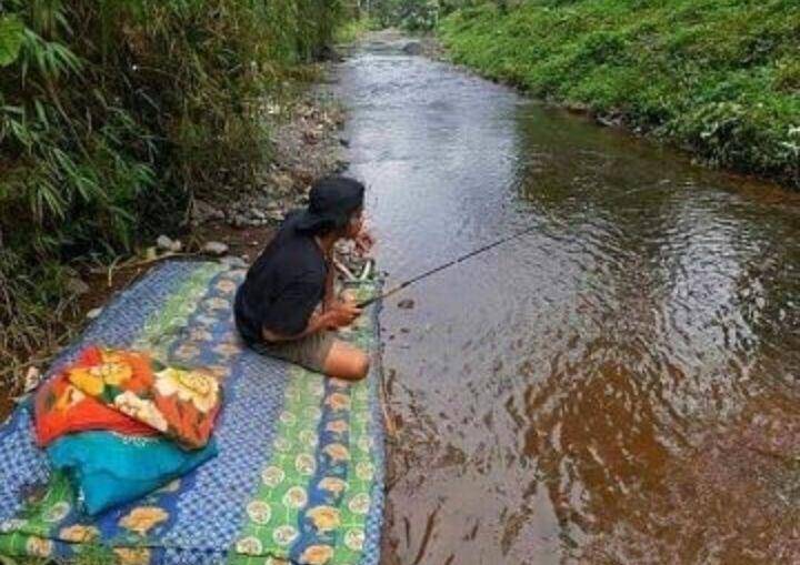 potret bapak-bapak mancing kocak (instagram.com/humorsantuy)
