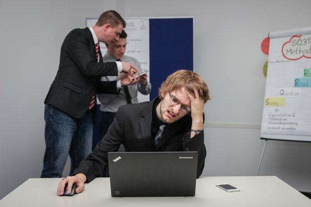 6 Cara Menghadapi Atasan Toksik di Kantor, biar Kamu Gak Tertular!