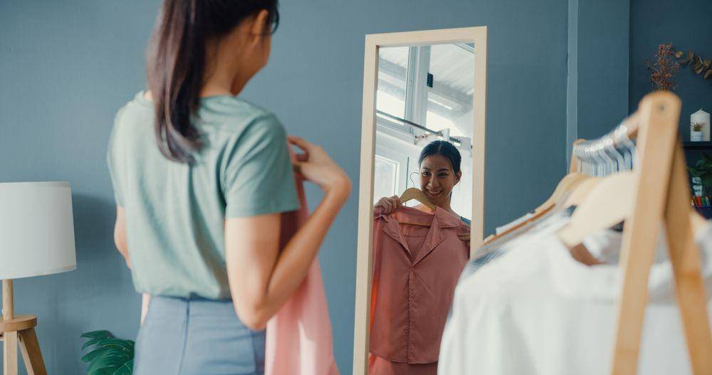 Memilih outfit yang pas dan gak bikin gerah (Shutterstock/Tirachard Kumtanom)