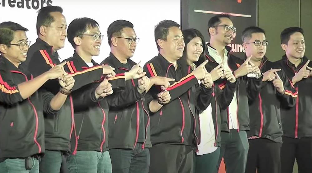 Tim TipTip berfoto bersama dalam sesi Grand Launch TipTip. (youtube.com/TipTip TV)