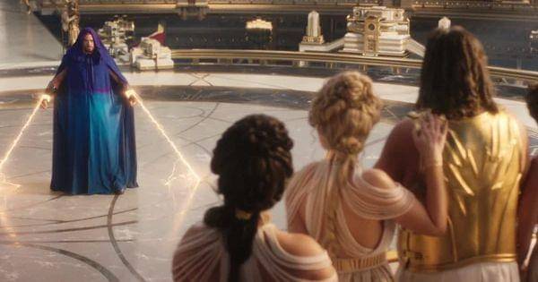 Thor terikat oleh tali listrik Zeus (Dok. Marvel Studio/Thor: Love and Thunder)