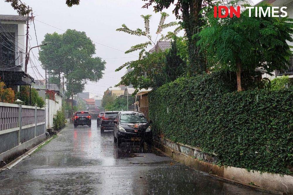 Kepolisian menggelar olah TKP terkait kasus polisi tembak polisi di kediaman Kadiv Propam Polri Irjen Ferdy Sambo, Komplek Polri Duren Tiga, Jakarta Selatan, Rabu (13/7/2022). (IDN Times/Uji Sukma Medianti)
