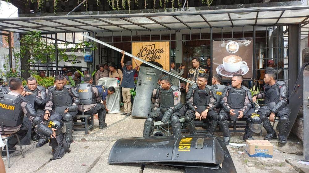 Proses eksekusi D'Caldera Coffee di Jalan Sisingamangaraja, Kota Medan, Rabu (13/7/2022). (Istimewa)