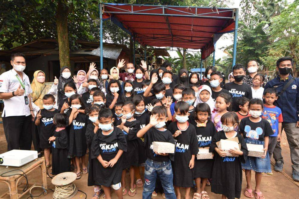 Menteri PPPA Bintang Puspayoga bagikan dua ton makanan olahan ikan untuk anak-anak di tujuh lokasi, sebagai rangkaian Hari Anak Nasional 2022 (dok. KemenPPPA)