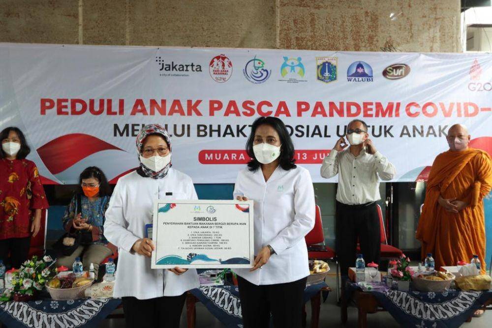 Menteri PPPA Bintang Puspayoga bagikan dua ton makanan olahan ikan untuk anak-anak di tujuh lokasi, sebagai rangkaian Hari Anak Nasional 2022 (dok. KemenPPPA)